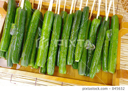 One cucumber pickle 845632