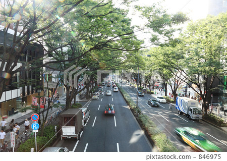 表參道街道擠滿了人和車 846975