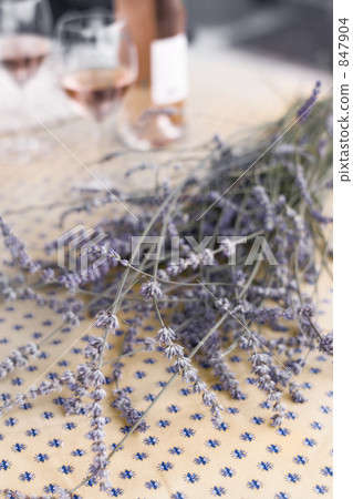 桃紅葡萄酒和薰衣草 847904