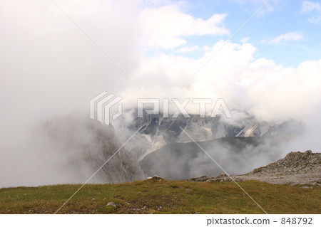 The summit seen from between clouds 848792