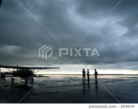 Consult with the weather, airplane that can not fly Consult with the weather, airplane that can not fly 849644