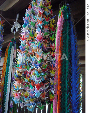 A thousand paper cranes A thousand paper cranes 852332