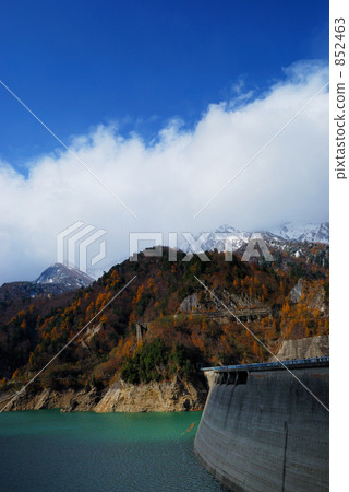 Kurobe Dam and autumn leaves Kurobe Dam and autumn leaves 852463