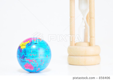 Hourglass and the earth 856406