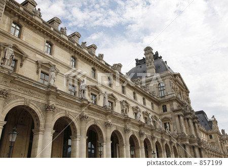 Louvre Museum 857199