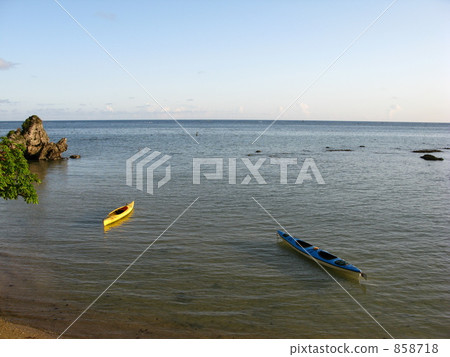 Sea kayaking 858718