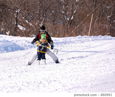 Skiing with mother and child 860991