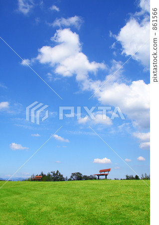 Scenery of park bench and clouds and blue sky 861566
