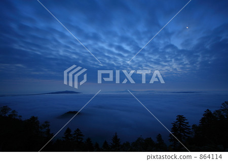 在Tsubasa通行證的雲彩和月亮海 864114