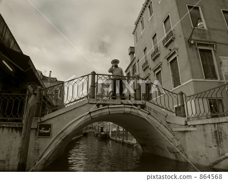 Venice Canal and the Bridge (Sepia) 864568