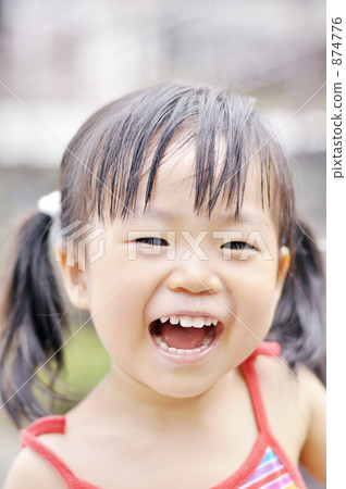 一個2歲的女孩,健康的微笑和潔白的牙齒 一個2歲的女孩,健康的微笑和潔白的牙齒 874776