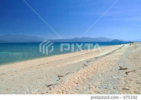 sandy beach, cairns, australia 875192