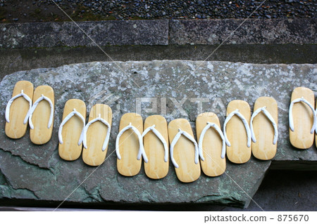 Tsutsugu stone and sandals Tsutsugu stone and sandals 875670