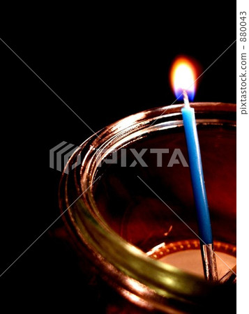 Blue candle light 880043