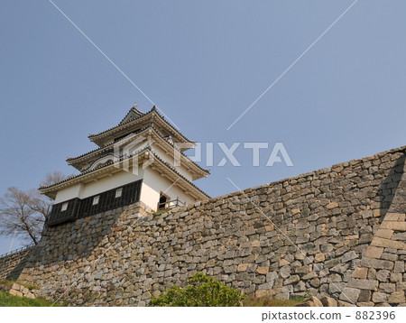 [日本百座著名城堡]丸龜城城堡塔樓，本丸石牆和藍天香川縣丸龜市 882396