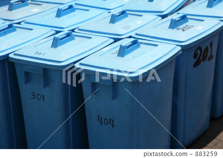 Lots of trash cans 883259