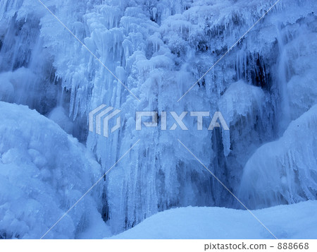 Fiery winter immovable waterfall ② 888668