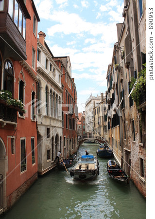 The streets of Venice 890953