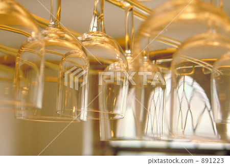 glass, upside-down 891223