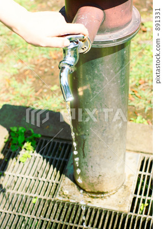 Hand tighten the faucet Hand tighten the faucet 891331