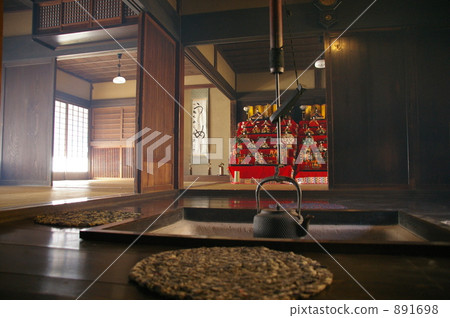 有玩偶的黨的老私有房子 891698