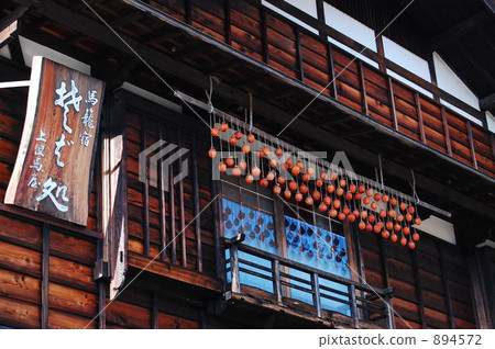 Ryokan and dried persimmon 894572