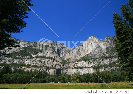 One of the largest national parks in the West Coast of the USA. Half dome cut by glacier. 895166