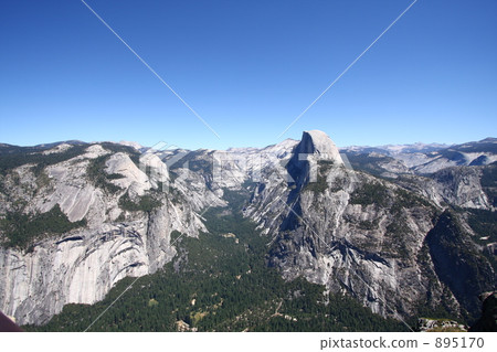 One of the largest national parks in the West Coast of the USA. Half dome cut by glacier. 895170