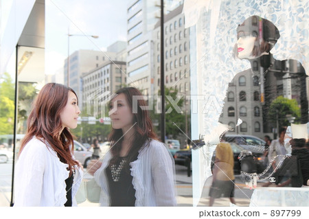 購物窗戶的女性 897799