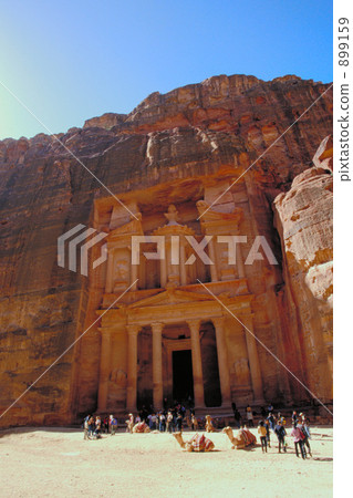 Petra ruins, whole view of El Cazne treasure 899159