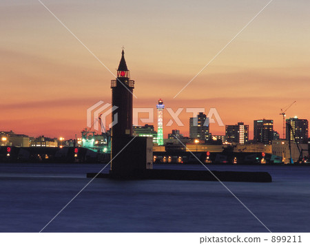 Dusk lighthouse and marine tower Dusk lighthouse and marine tower 899211