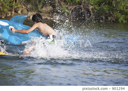上升飛濺,在河裡玩耍 上升飛濺,在河裡玩耍 901294