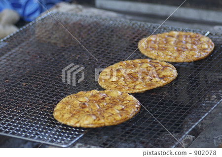 Freshly baked soy sauce cracker 902078