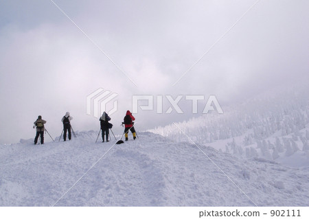 Photographers photographing Takeshi river from Zao Onsen Ski Resort / Jizo summit station Photographers photographing Takeshi river from Zao Onsen Ski Resort / Jizo summit station 902111