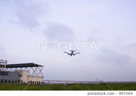 Airplane before landing 903564