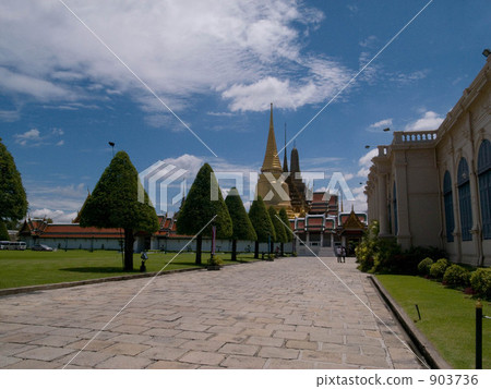 Three pagodas of Wat Phra Keo 903736