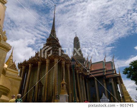 The pagoda and temple of Wat Phra Keo 903745