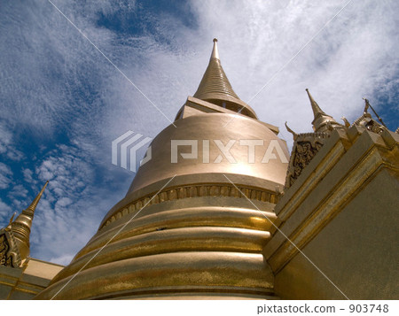 The golden pagoda of Wat Phra Keo The golden pagoda of Wat Phra Keo 903748