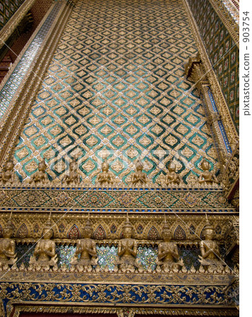 The wall of the temple of Wat Phra Keo and the Buddha statue 903754