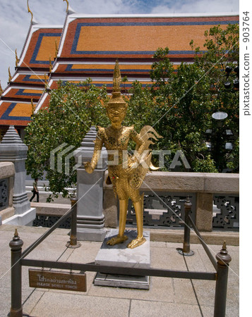 Buddha statue of the temple of Wat Phra Keo 903764