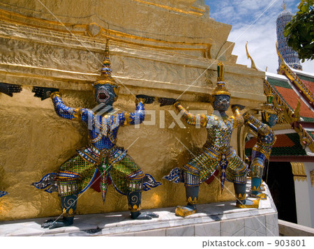 站立在Wat Phra Keo塔墊座的惡魔和猴子神 903801