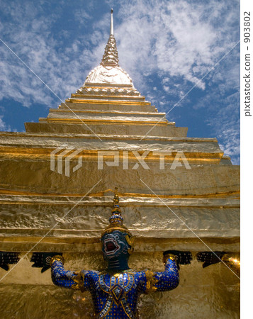 Monkey God standing on the pagoda pedestal of Wat Phra Keo Monkey God standing on the pagoda pedestal of Wat Phra Keo 903802