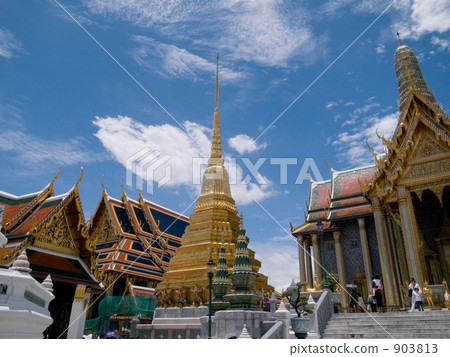 Tower and pagoda of Wat Phra Keo 903813