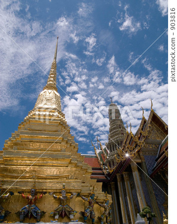 The temple of Wat Phra Keo and the pagoda 903816