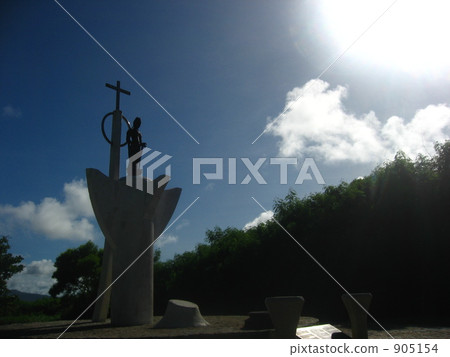 Cross and Maria statue 905154
