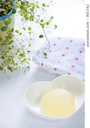 Towel and soap 6 905342