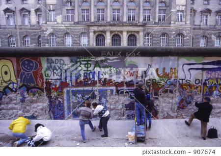 Berlin Wall 907674