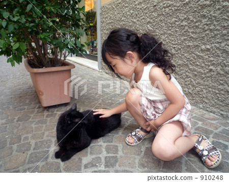 Kids and black cats 910248