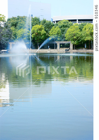 Fountain and pond Fountain and pond 910346