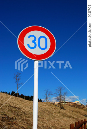 Road sign (30 km / h limit speed) and bank 910701